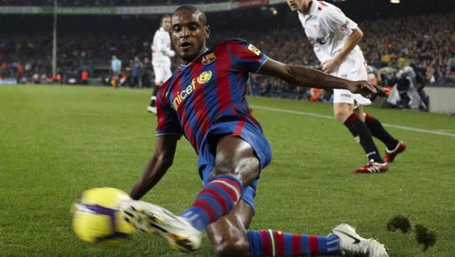 VIDEO: Phá bóng hết mình như hậu vệ Eric Abidal